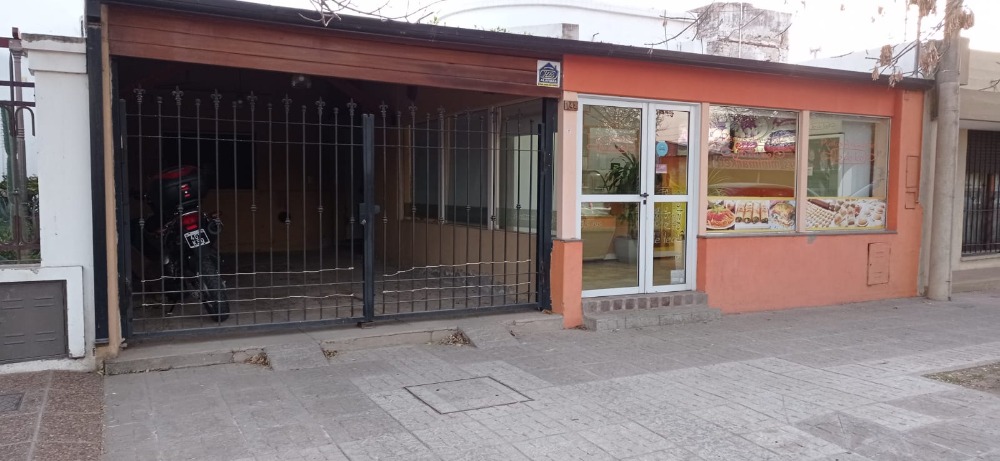 Casa Calle Belgrano al 350 con Local - Excelente Oportunidad