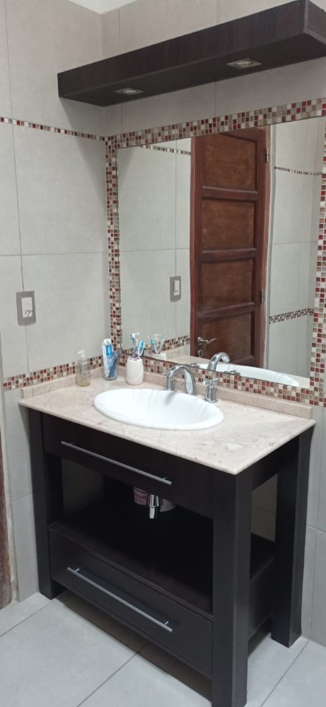 Casa Calle Belgrano al 350 con Local - Excelente Oportunidad