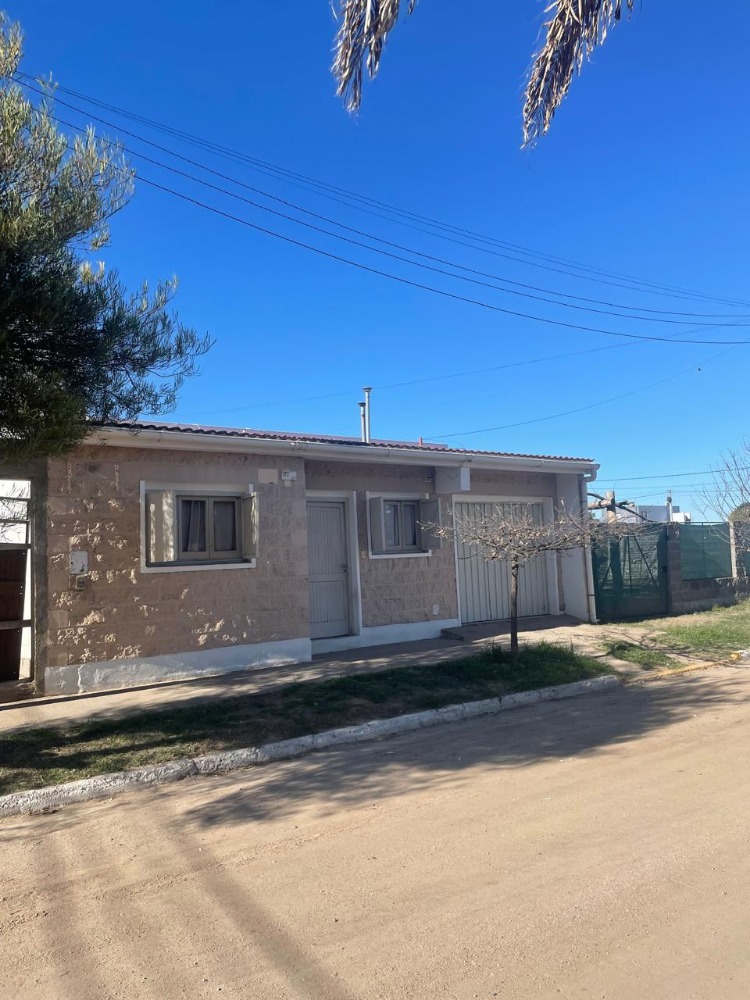 CASA EN VENTA. Santa Cruz esq. Pueyrredon