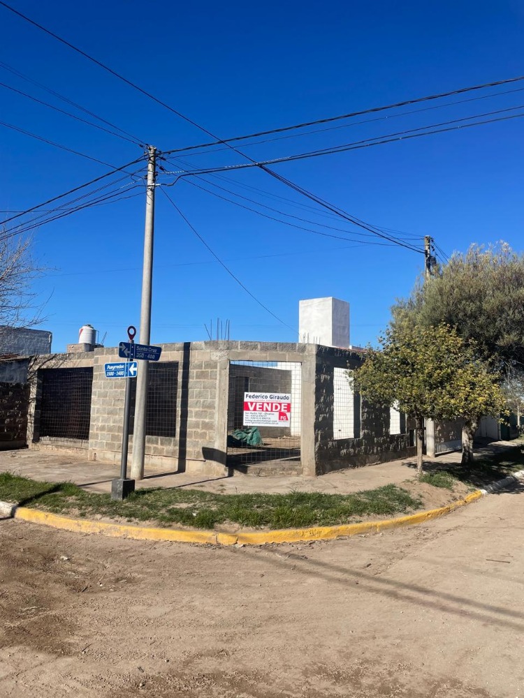 CASA EN VENTA. Santa Cruz esq. Pueyrredon