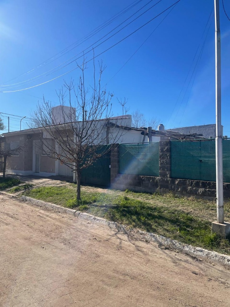 CASA EN VENTA. Santa Cruz esq. Pueyrredon