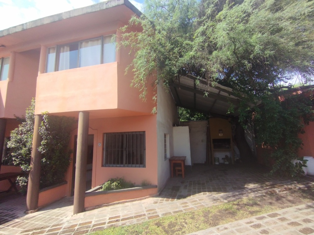 CABAÑA 5: 1 DORMITORIO CON COCHERA Y PARRILLA
