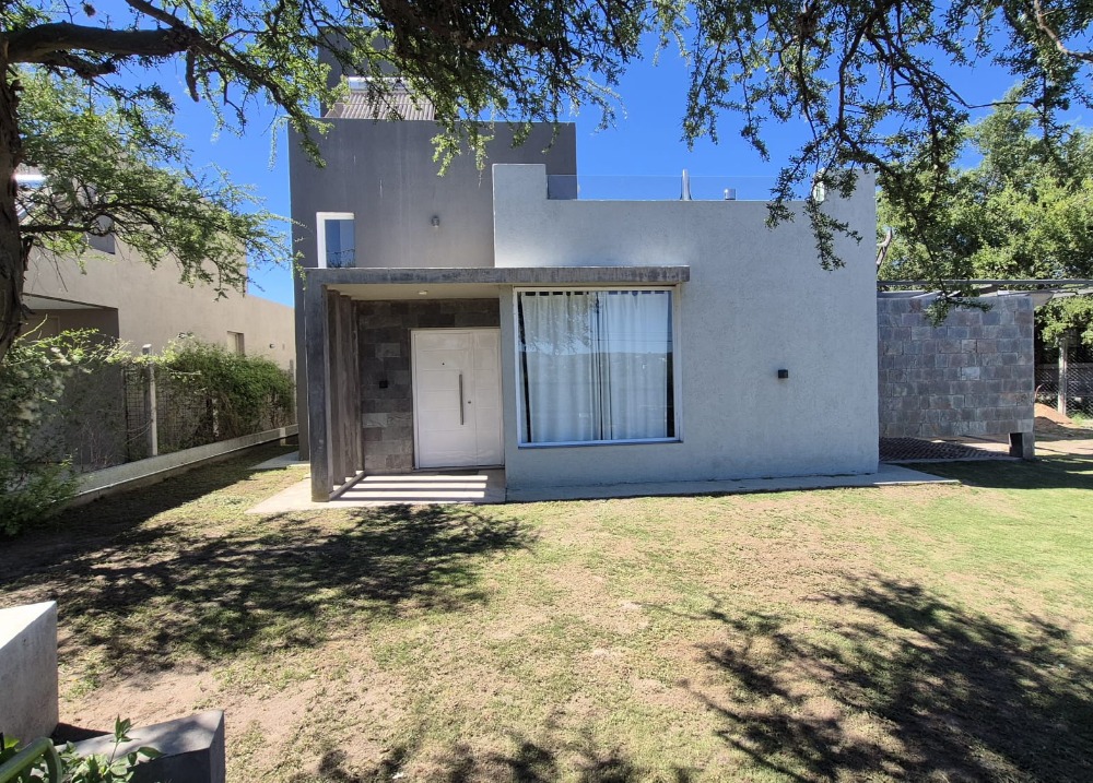 HERMOSA CASA DE CATEGORIA PARA 10-11 PERSONAS CON PILETA, QUINCHO, TERRAZA, EN Bº CERRADO 