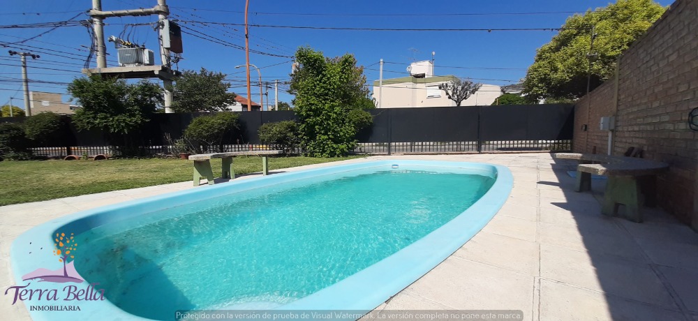 CHALET PARA 6 PERSONAS CON PARQUE - PILETA - COCHERA, A METROS DEL LAGO