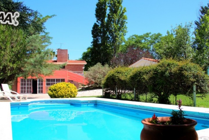 CASA PARA 10/12 PERSONAS CON GRAN PARQUE. PISCINA. VISTA AL RIO