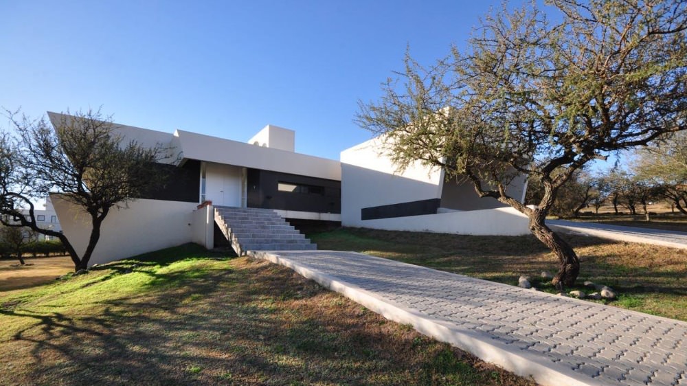 HERMOSA CASA DE 1º CATEGORIA EN BARRIO CERRADO CAUSANA