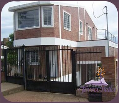 MUY LINDA CASA, MODERNA CON HERMOSA VISTA PROXIMA AL RIO