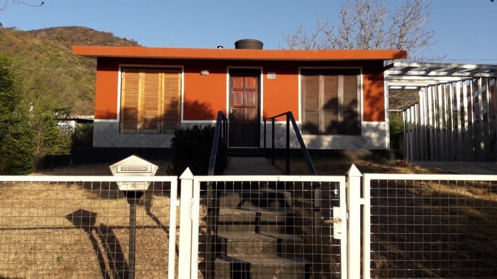 CASA CON PARQUE EN BARRIO SOL Y RIO