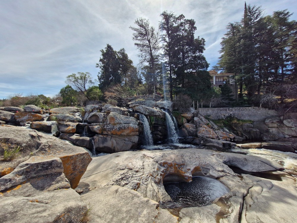 LOTE DE 2200 METROS SOBRE EL RIO EN CABALANGO, HERMOSO ENTORNO NATURAL