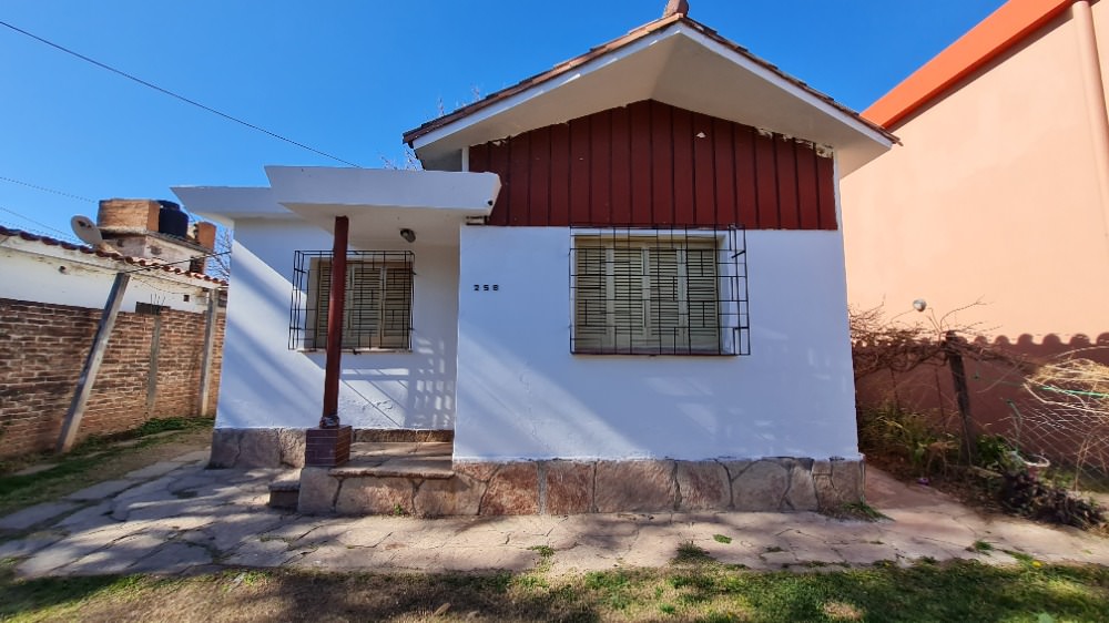 CASA 2 DORMITORIOS  - Calle O. Andrade - B° LOS MANANTIALES