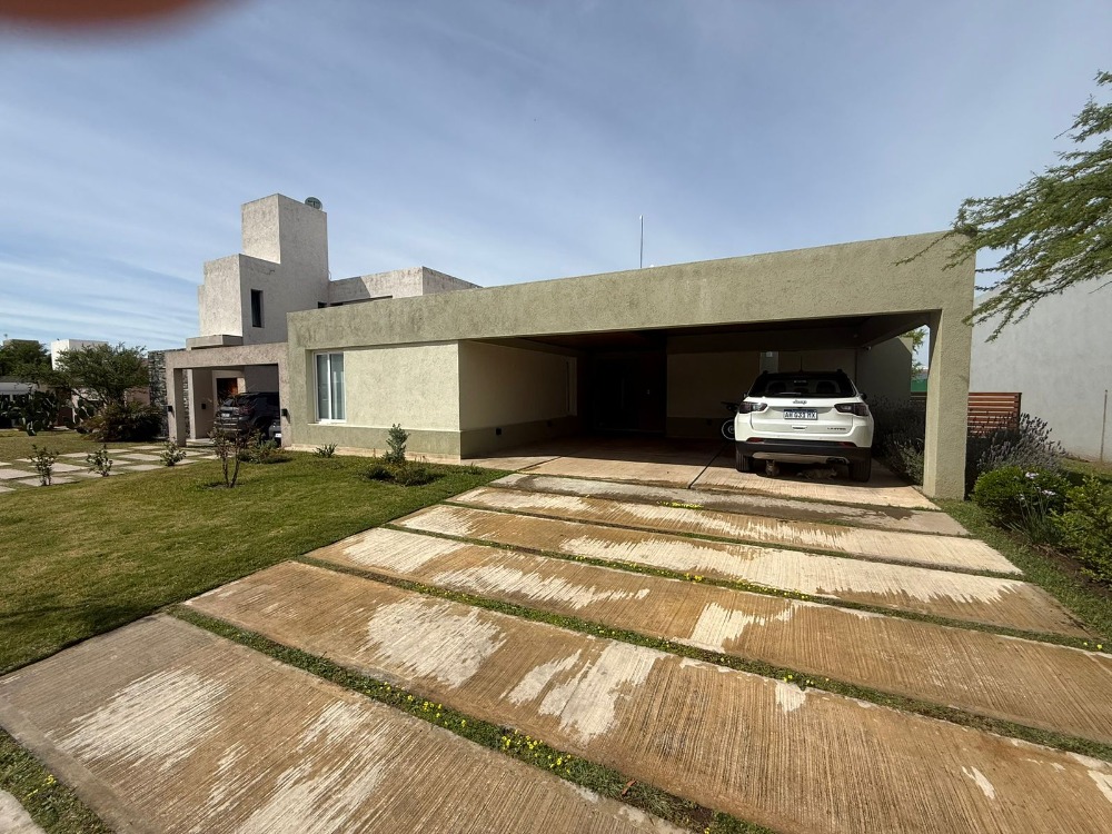 HERMOSA CASA 2 DORMITORIOS - BARRIO PRIVADO