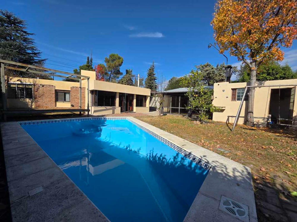 Casa zona Costa Azul a metros del Colegio 2 dormitorios mas 1 muy pequeño pileta quincho