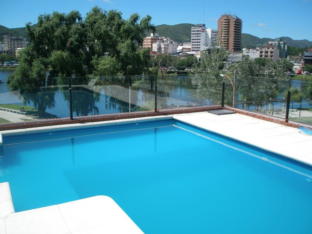 Hermoso departamento de 2 dormitorios con cochera, balcones con vistas panorámicas edif Torre Serena