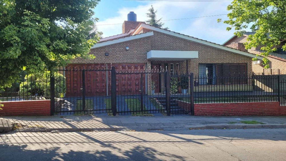 Casa sobre calle Alem 3 dormitorios Suit cochera doble, Parque Pileta 