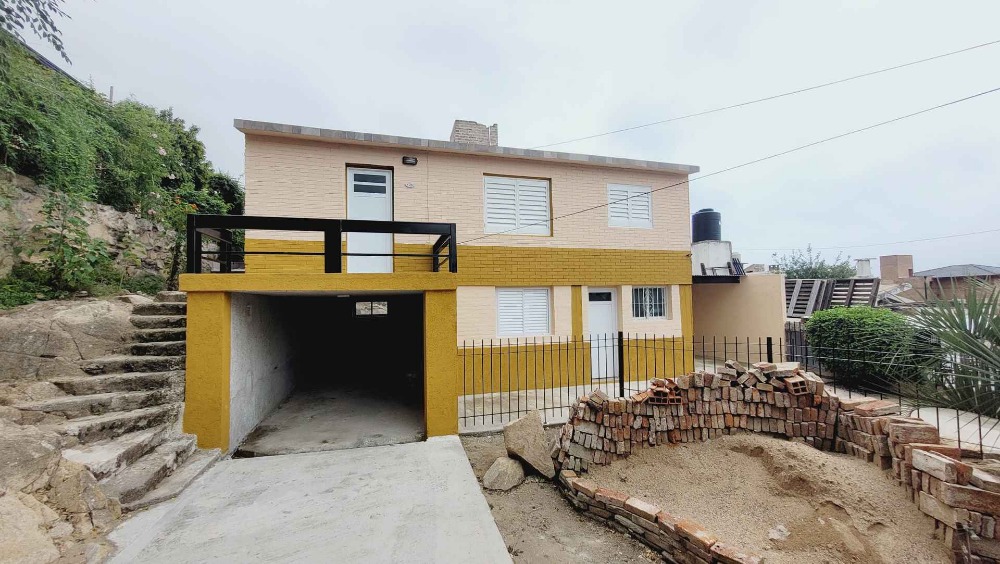 Inmueble con dos departamentos independientes de 2 dormitorios y 1 respectivamente con cochera, garaje y parque