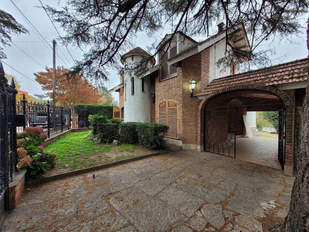 Casa Barrio Manantiales con costa  al Rios San Antonio, amplio parque, pileta