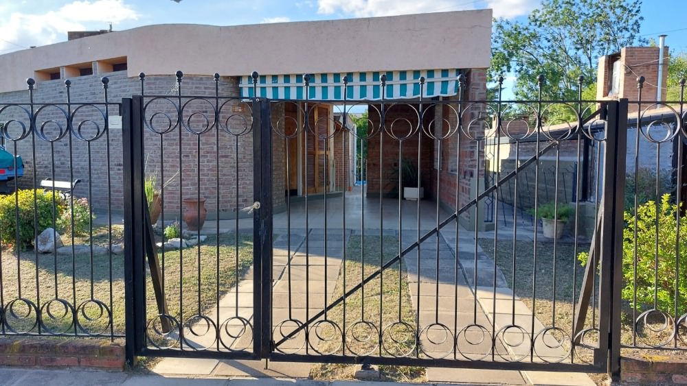 CASA EN VENTA - 3 DORMITORIOS - EXELENTE UBICACION CON RAPIDA SALIDA A LA AUTOPISTA 