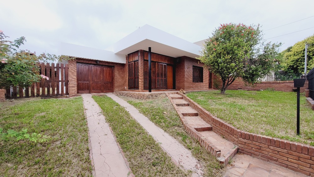 Hermosa casa céntrica de 2 dormitorios, garaje, quincho y patio con pileta