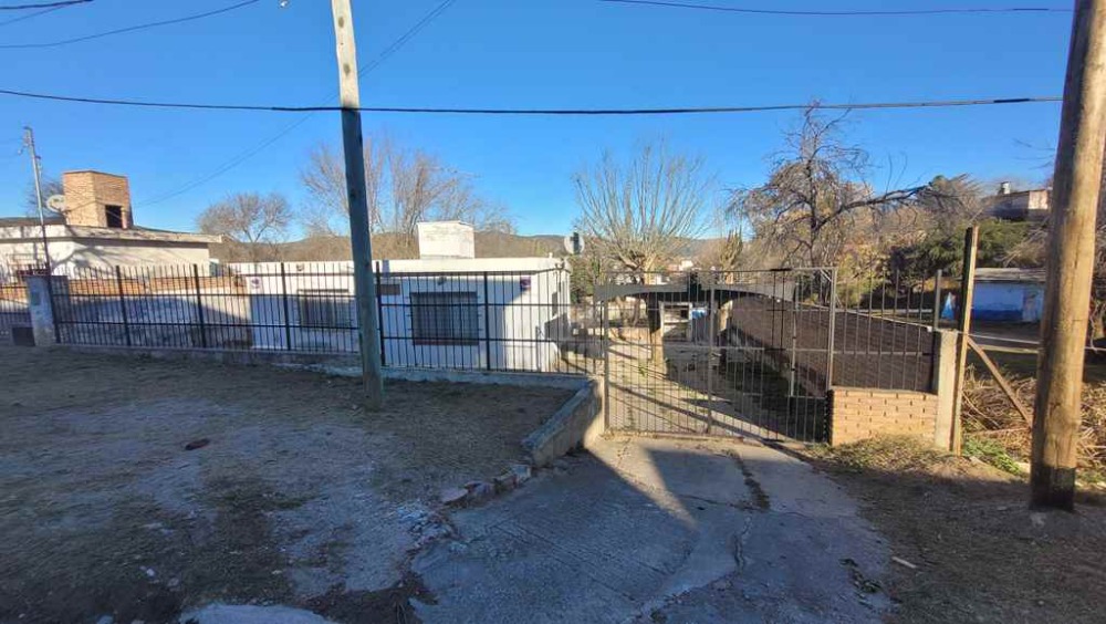 Casa 2 dormitorios amplio parque a 15 cuadras del centro