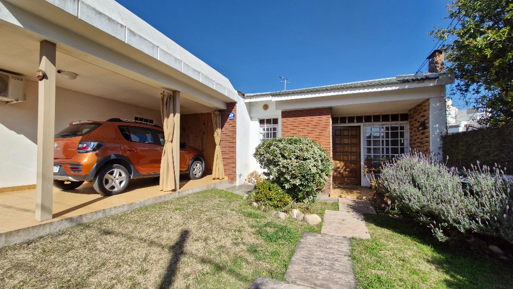 CASA EN VENTA - 2 DORMITORIOS -  BARRIO JOSE MUÑOZ
