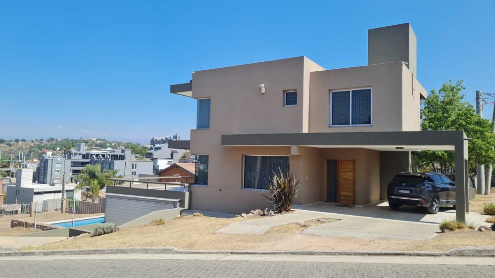 CASA EN VENTA BARRIO BECCIU