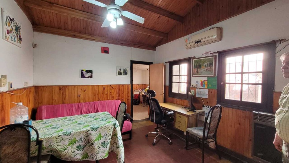 Casa calle Esquiu ideal para reciclar o construcción edificio