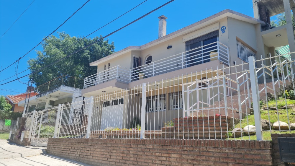 HERMOSA CASA CON DEPARTAMENTO SOBRE CALLE LOS SAUCES: GRAN POTENCIAL PARA COMERCIO