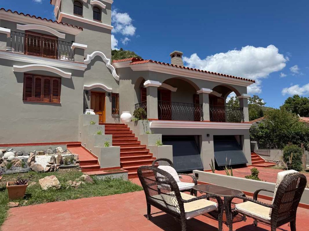 Hermosa casa Con la mejor vista al lago, ciudad y sierras grandes 4 dormitorios y pileta