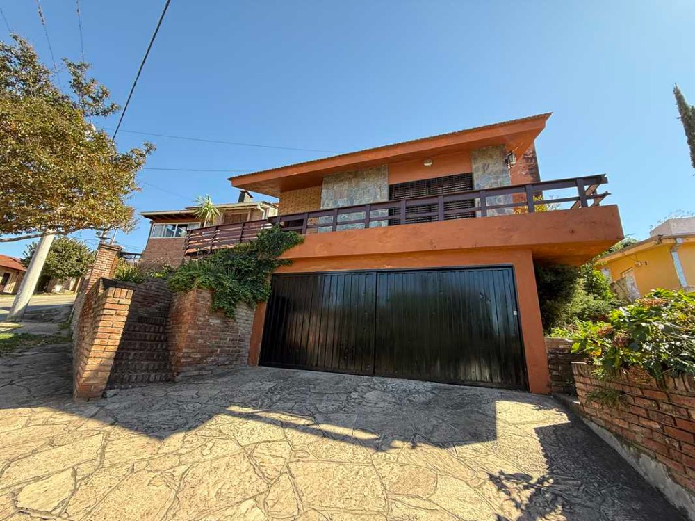Hermosa casa de 2 dormitorios con pileta, vista a metros de Alejandro Mago y Los Sauses