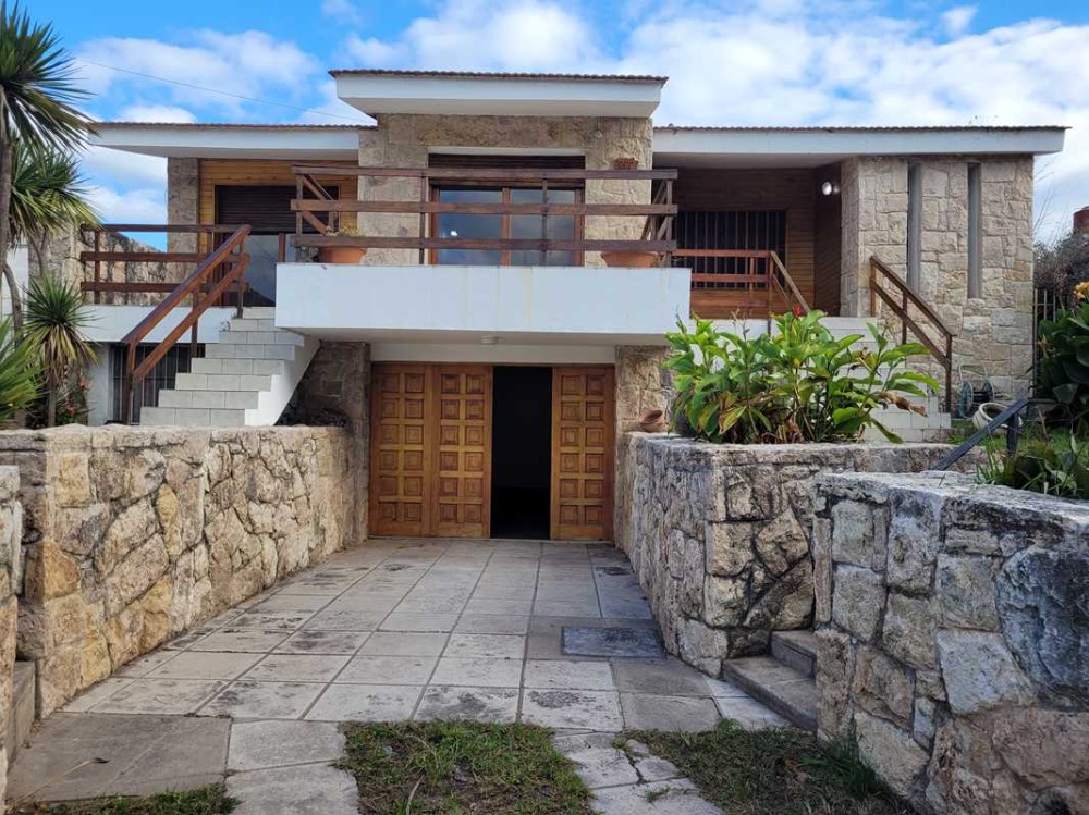 Oportunidad - Hermosa casa 4 dormitorios, 3 baños pileta y dependencias