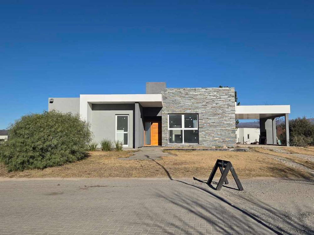 Casa Carlos Paz Golf 2 dormitorios, escritorio, amplia cocina comedor, cochera doble, pileta