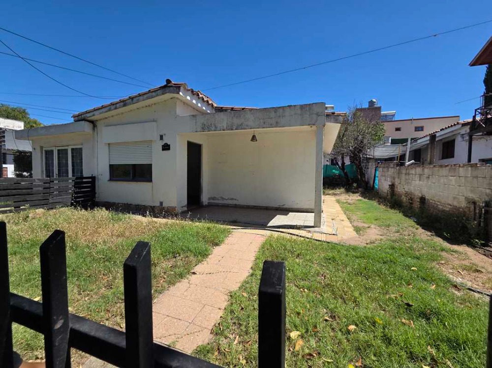 Oportunidad para reciclar - 2 casas y un Departamento, sobre Av Los Sauces 