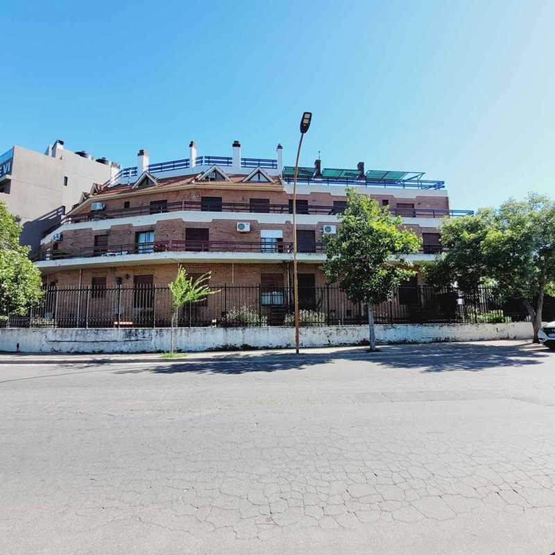 Muy lindo Duplex 1 dormitorio, con balcón terraza frente a la costanera Oeste, a pocos mentros del puente central