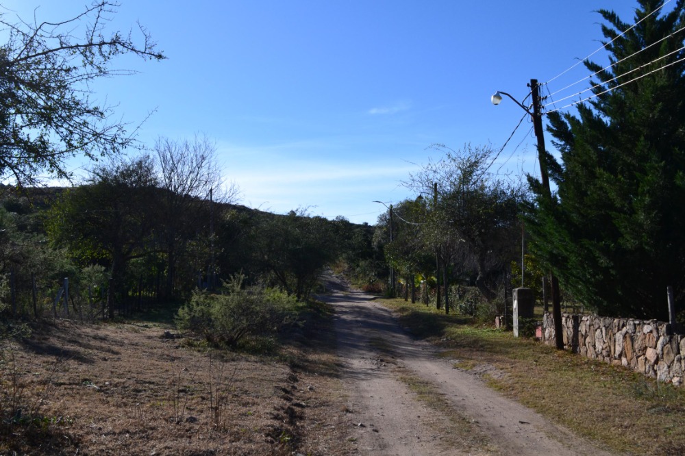 Terreno en Tanti con curso de agua