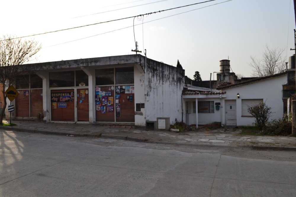 Casa en el centro de Tanti con local comercial. 