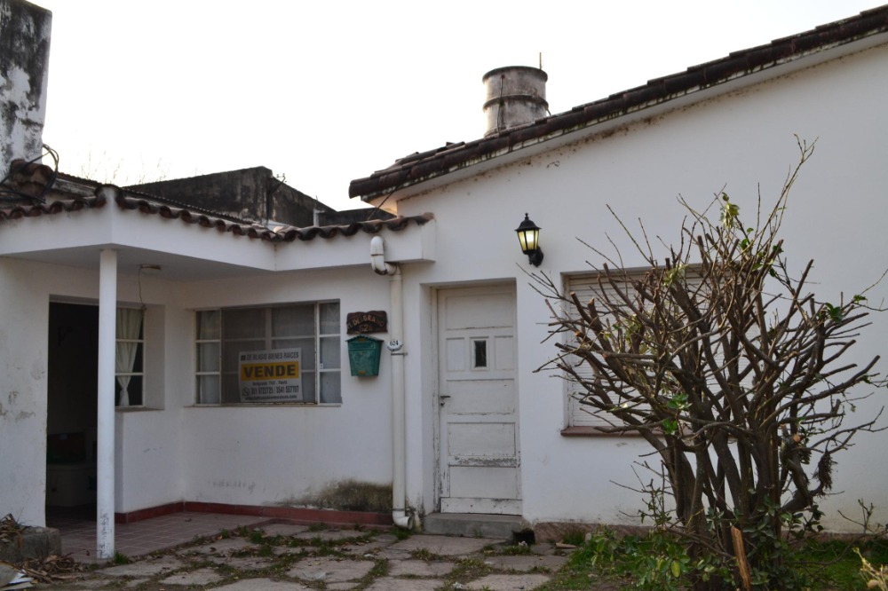 Casa en el centro de Tanti con local comercial. 