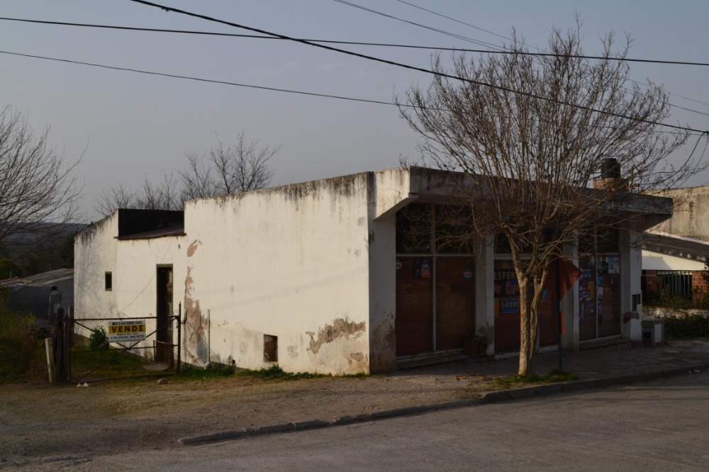 Casa en el centro de Tanti con local comercial. 