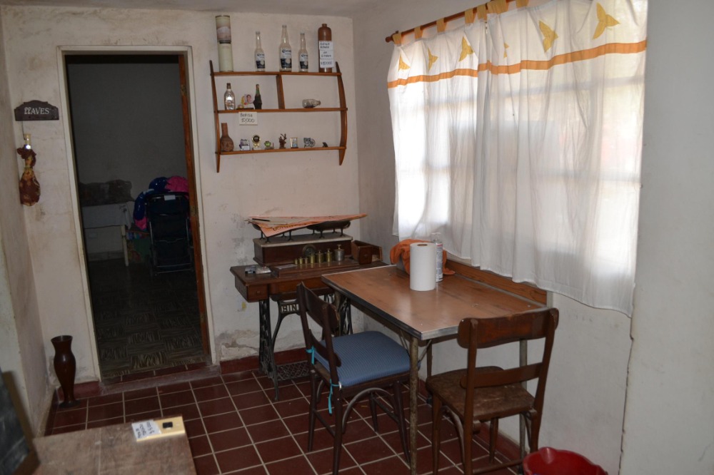 Casa en el centro de Tanti con local comercial. 