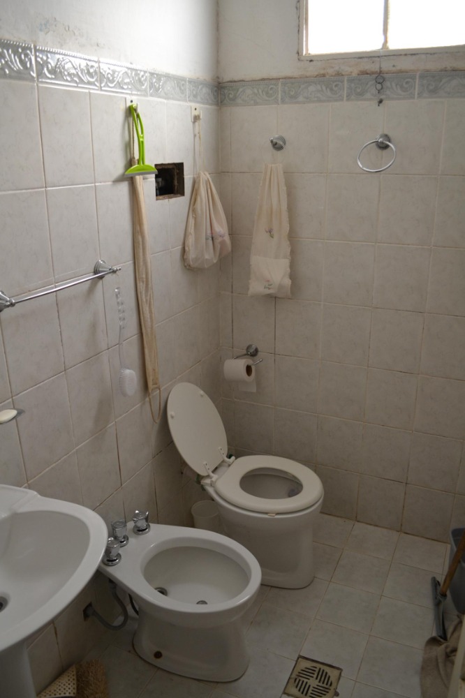 Casa en el centro de Tanti con local comercial. 