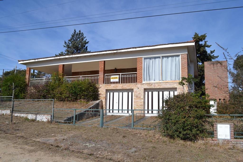 Casa en barrio Mari Mat. Tanti