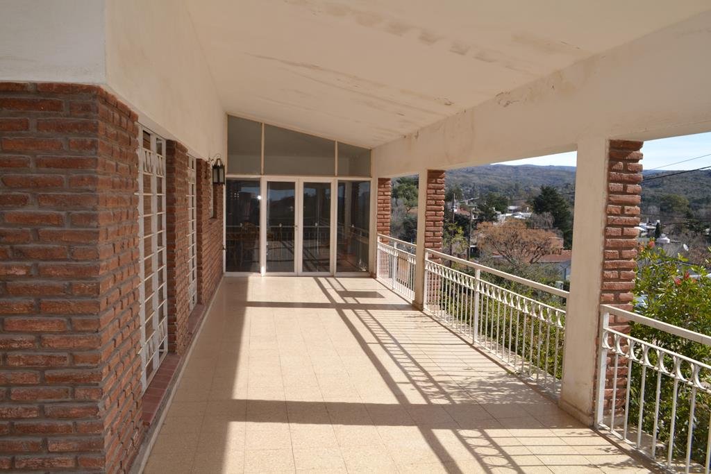 Casa en barrio Mari Mat. Tanti