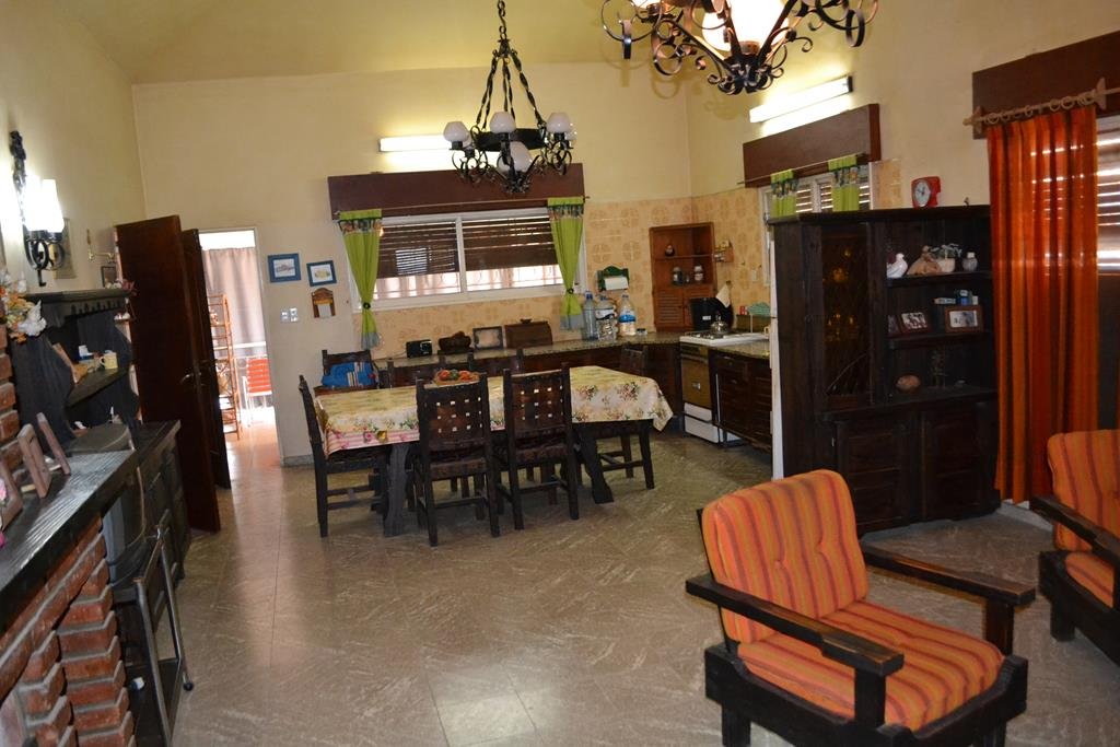Casa en barrio Mari Mat. Tanti