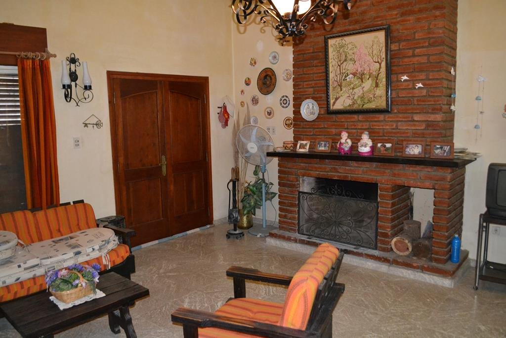 Casa en barrio Mari Mat. Tanti