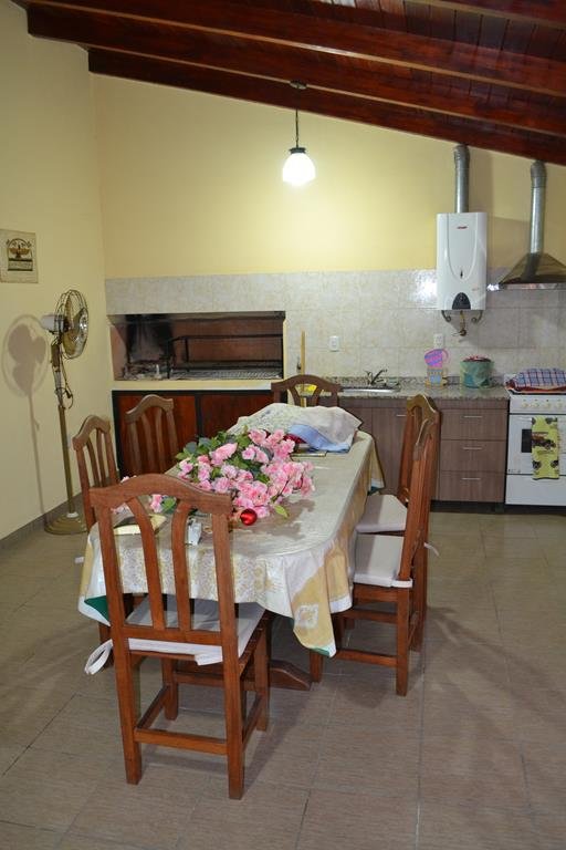 Casa con pileta quincho y amplio jardin. Tanti