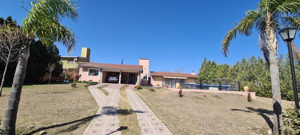 Casa con pileta quincho y amplio jardin. Tanti