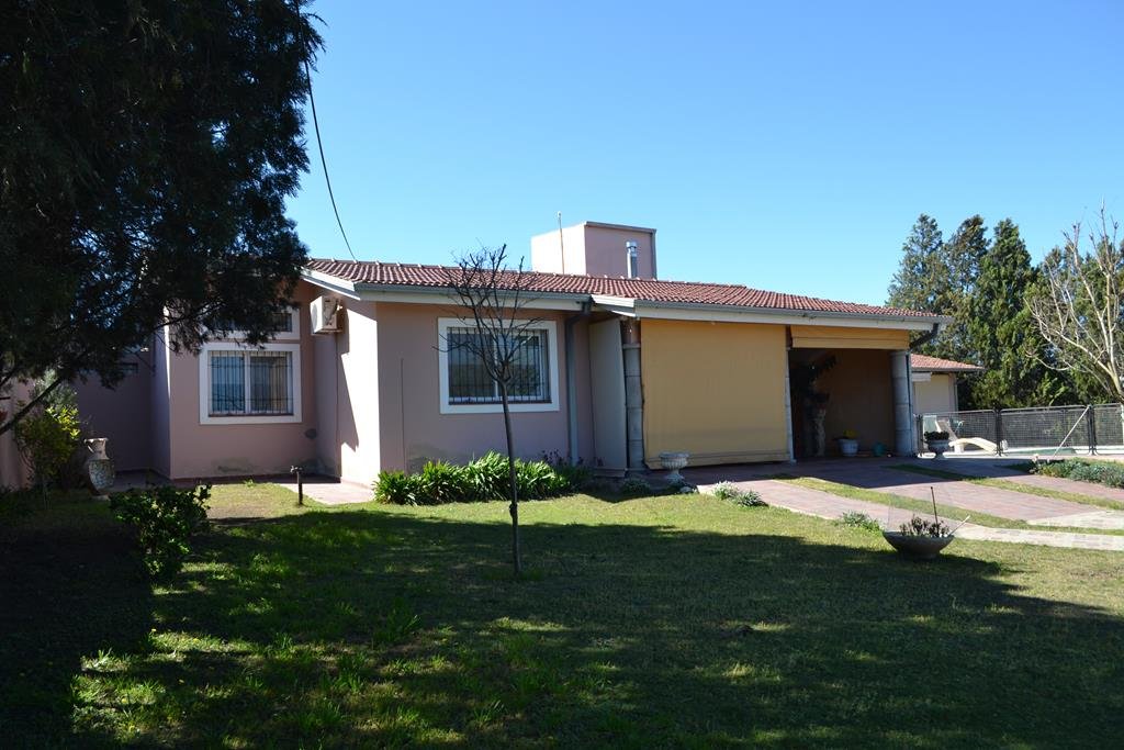 Casa con pileta quincho y amplio jardin. Tanti