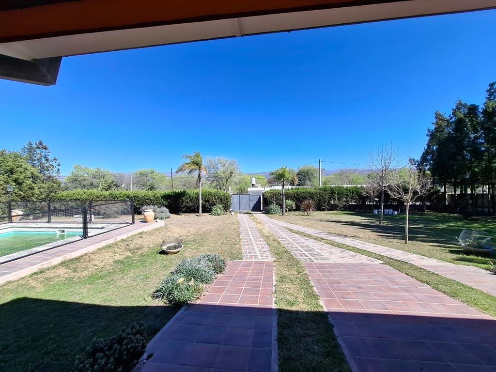 Casa con pileta quincho y amplio jardin. Tanti
