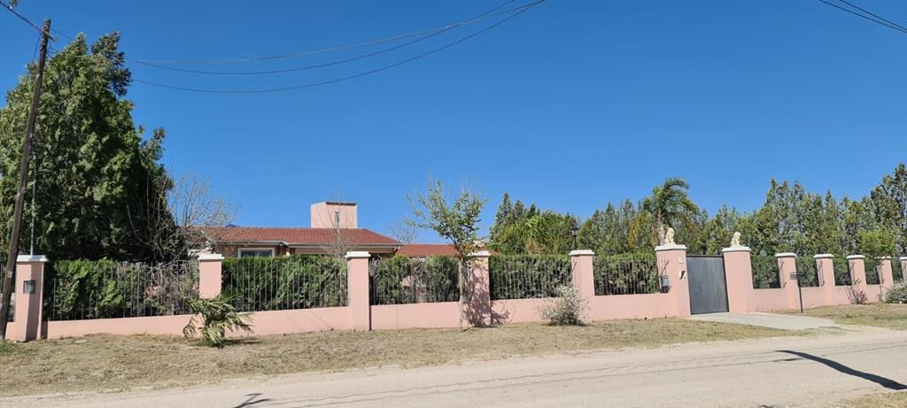 Casa con pileta quincho y amplio jardin. Tanti