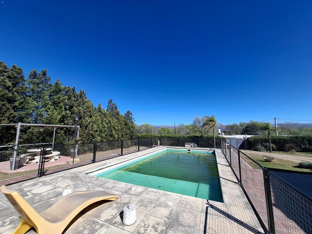 Casa con pileta quincho y amplio jardin. Tanti
