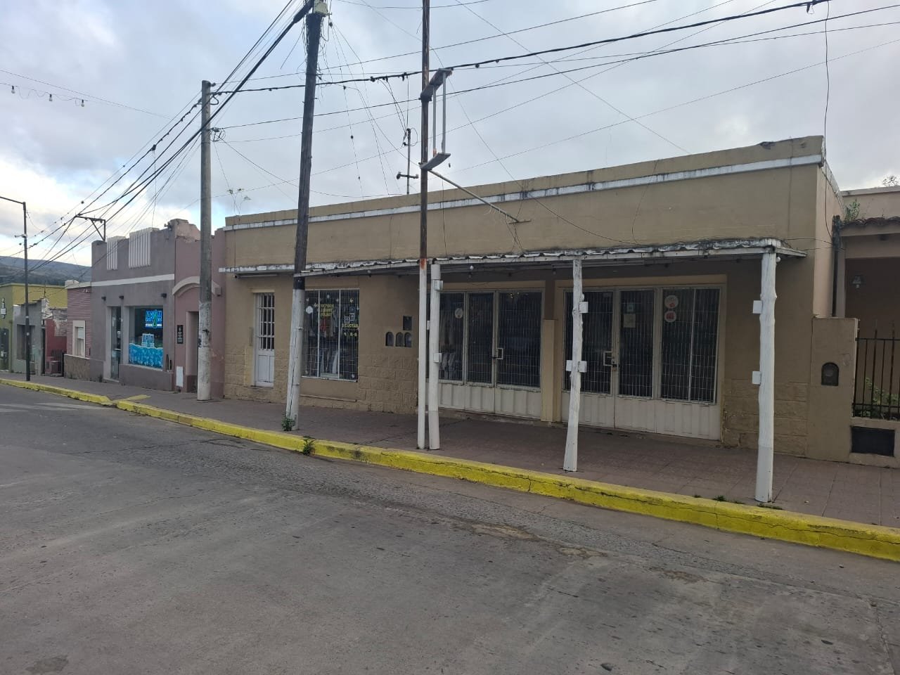 Local Comercial con vivienda frente a la Plaza de Tanti 